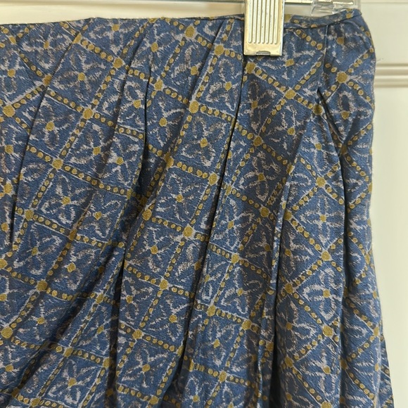 GAP skirt size 6 EUC - lightweight and slight draping in front - Picture 3 of 9